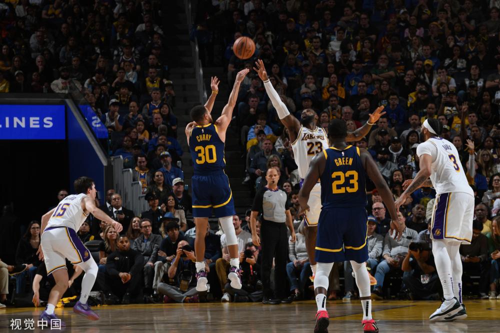 峻的背景下 峻的背景下