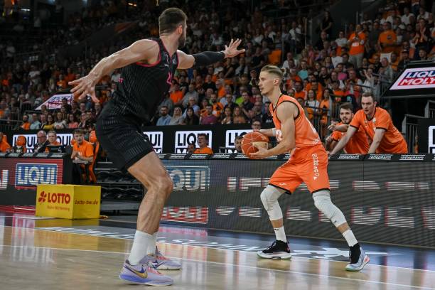 他在对阵曼 他在对阵曼